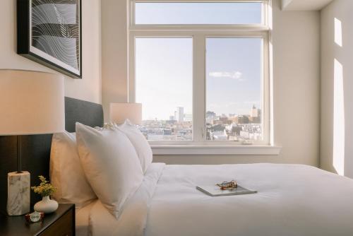 费城Sonder Ovation的卧室配有白色的床和窗户