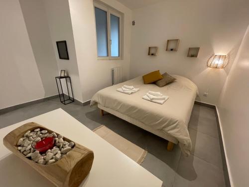 奥祖瓦尔-拉费里耶尔Superbe T2 proche de Paris & Disneyland的一间小卧室,配有一张床和一碗岩石