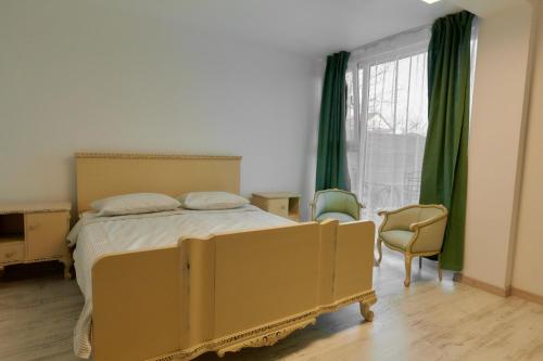 阿拉德Pensiune Arada的一间卧室设有床铺和一个带绿色窗帘的窗户。