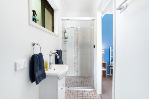 金皮Laurelview Gympie的带淋浴和盥洗盆的白色浴室