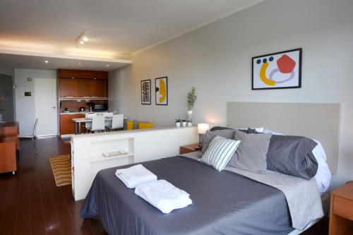 布宜诺斯艾利斯Minimalist design apartment with amazing view的一间卧室配有一张大床和两条毛巾