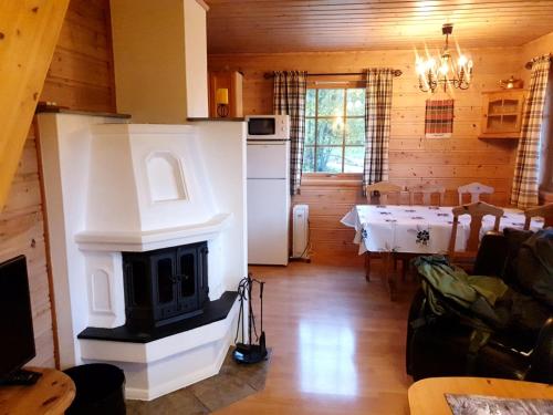 斯塔尔黑姆斯塔尔海姆峡湾酒店的带壁炉的客厅和带桌子的厨房。