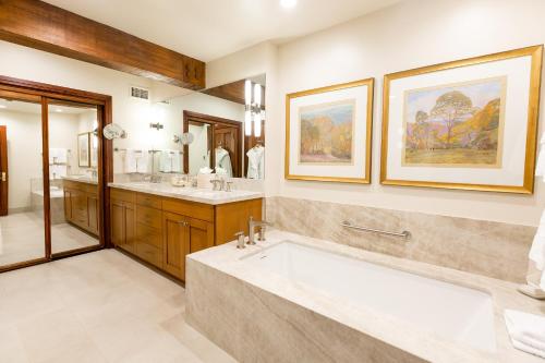 帕克城Deluxe King Room with Fireplace Hotel Room的一间带大浴缸和两个盥洗盆的浴室