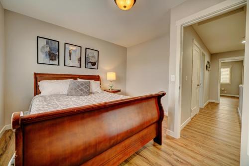 西雅图Cozy 2 Bedroom Townhouse in Northgate的一间卧室设有一张大床和一个走廊