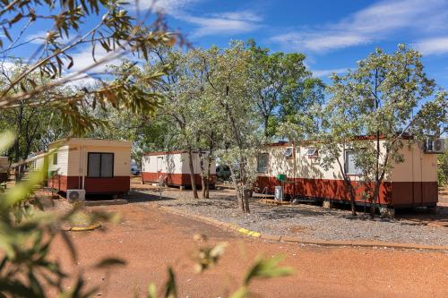 滕南特克里克Outback Caravan Park Tennant Creek的停在田野的三座移动房屋