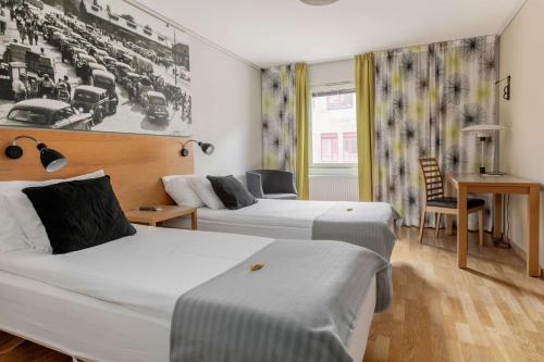 卡尔马贝斯特维斯特卡马尔酒店的酒店客房配有两张床和一张书桌