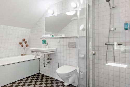 卡尔马贝斯特维斯特卡马尔酒店的浴室配有卫生间、盥洗盆和淋浴。