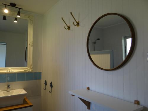 安加罗阿Hotel Boutique La Perouse的一间带水槽和镜子的浴室