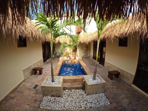 吉利特拉旺安La Bella - Hotel Villa & Spa的棕榈树度假村中心的一个游泳池