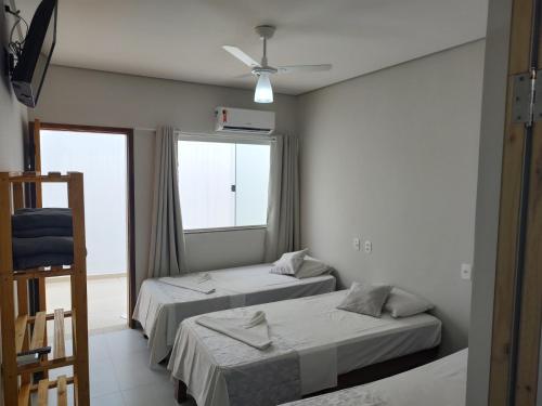 圣塞巴斯蒂安Hotel Veleiro的客房设有两张床和窗户。