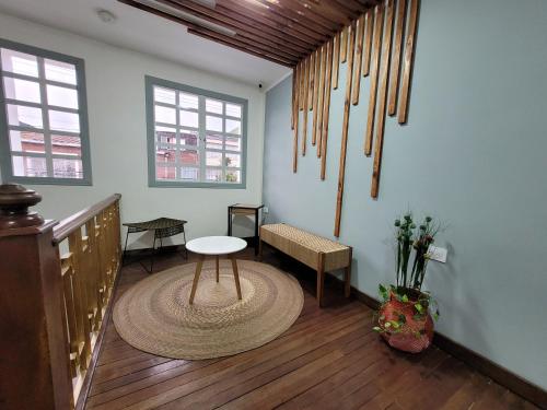 波哥大Corazon del Molino Corferias Bogota- Embajada Americana的一间房间,地板上设有长凳和桌子
