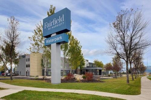 米苏拉Fairfield Inn & Suites by Marriott Missoula Airport的大楼前的酒店标志