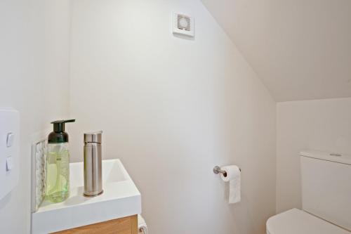 基督城Addington Delight - Christchurch Holiday Home的一间带水槽和卫生间的浴室