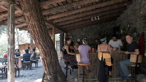zerguz camping的一群人坐在大楼的酒吧里