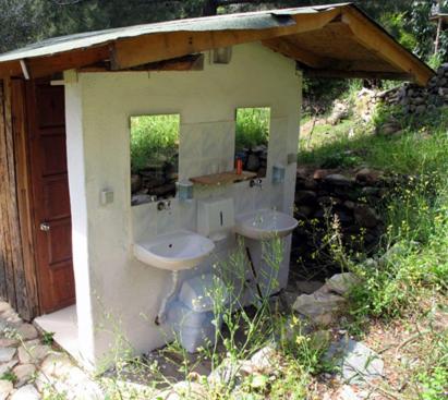 zerguz camping的浴室设有2个盥洗池,位于棚子内