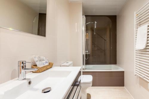 圣库加特德尔瓦勒斯Casa 20 minutos de Barcelona y WIFI alta capacidad的一间带水槽、卫生间和淋浴的浴室