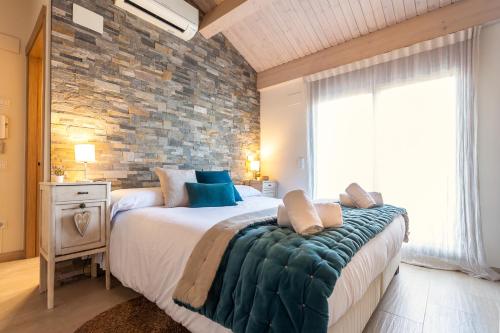 圣库加特德尔瓦勒斯Casa 20 minutos de Barcelona y WIFI alta capacidad的一间卧室设有一张大床和石墙