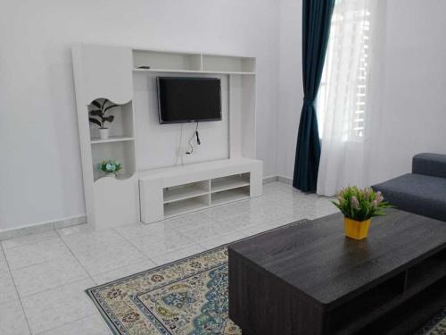 双溪大年Homestay Pinang Tunggal的带沙发和电视的客厅
