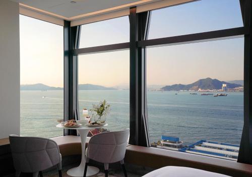 香港One-Eight-One酒店及服务式住宅的享有水景的用餐室