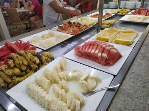 卡达斯诺瓦斯Spazzio Diroma Acqua e Splash Caldas novas, GRATIS PARK的自助餐,包括许多不同类型的食物