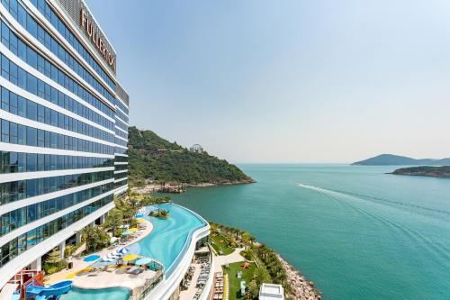 香港香港富丽敦海洋公园酒店的从度假村一侧欣赏到海景