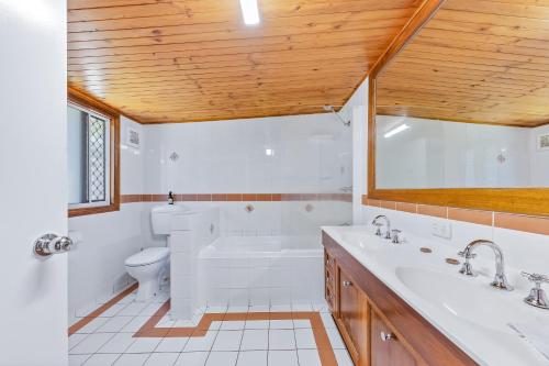 埃尔利海滩艾里度假屋 - 艾里海滩的带浴缸、卫生间和盥洗盆的浴室