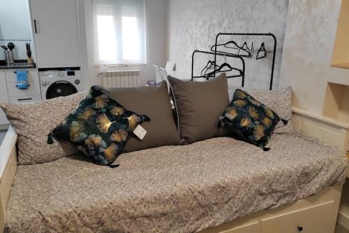 洛格罗尼奥Logroño Centro Home的一张床上有几个枕头的房间
