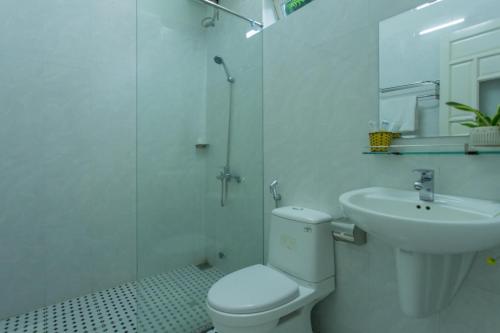 会安拉维住宿加早餐旅馆的白色的浴室设有卫生间和水槽。