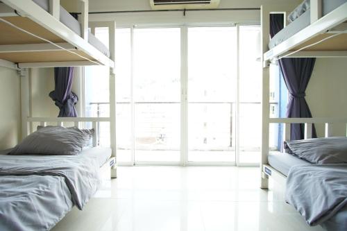 Bedbox Hostel客房内的一张或多张双层床