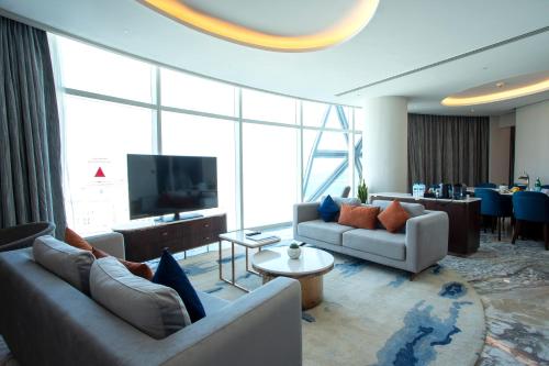 LusailCentury Marina Hotel - Lusail的客厅配有两张沙发和一台电视