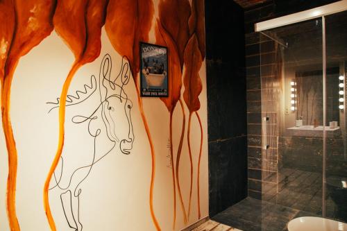让布卢Le Relais de la Posterie的浴室墙上挂着一匹马的画作