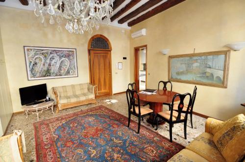 威尼斯卡萨德皮托利威尼斯公寓酒店的客厅配有桌子和沙发