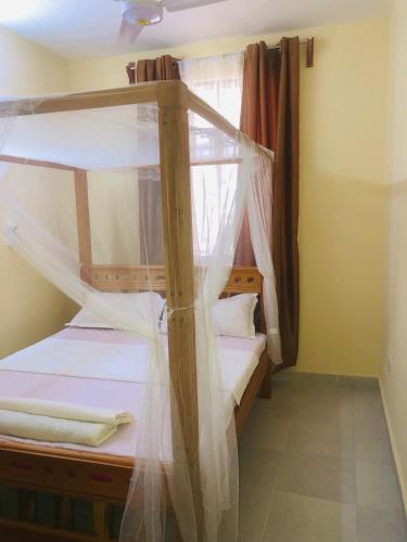 蒙巴萨Mtwapa Apartment的带窗户的客房内的两张双层床