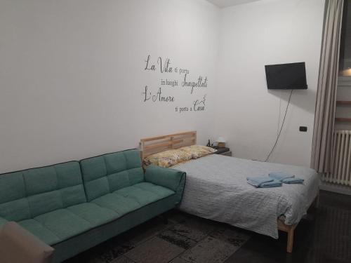 塞斯托-圣乔凡尼Affitti brevi Caterina 2的一间卧室配有绿色的沙发和一张床