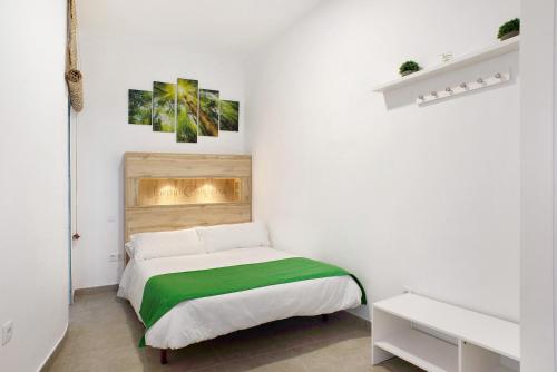 阿鲁卡斯Jardin Cardona的白色卧室设有绿色和白色的床
