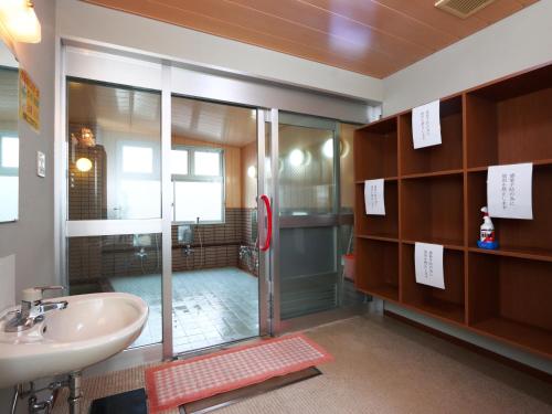 小谷村梅里贝勒栂池酒店的带淋浴和盥洗盆的浴室