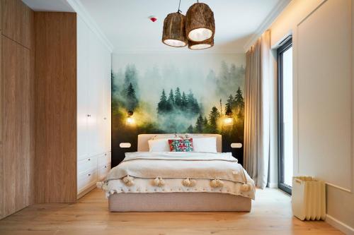 奥尔什丁Apartament Kominek, Jezioro & Las的一间卧室配有一张壁画床