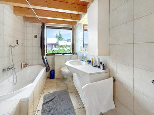 南达Chalet Etoile Polaire的带浴缸、卫生间和盥洗盆的浴室