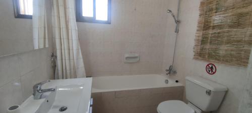 波利斯Oasis Nature的带浴缸、卫生间和盥洗盆的浴室