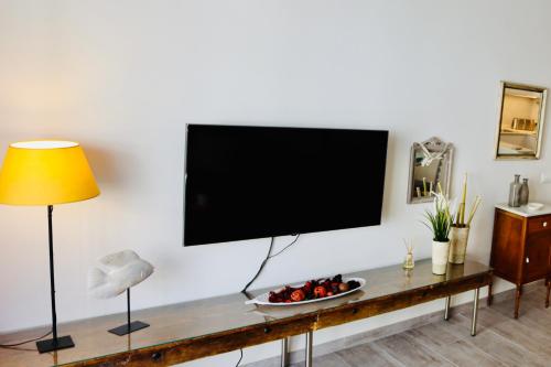 波连萨港Tuent的客厅的墙上配有电视