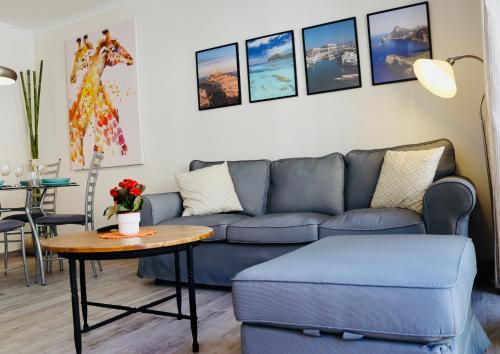 波连萨港Tuent的客厅配有沙发和桌子