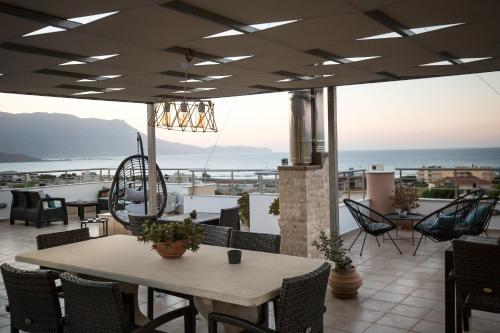 基萨莫斯Anastellar的海景露台配有桌椅