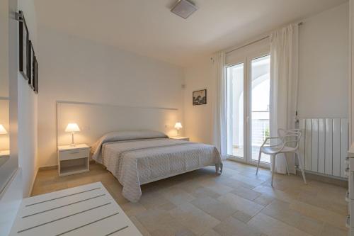 奥特朗托Villa Arca by RivedelSalento的一间卧室设有一张床和一个大窗户