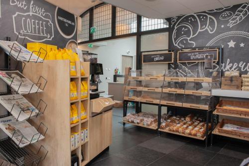 福尔特赫伊曾Vakantiepark De Boshoek的一间杂货店,陈列着面包和其他食物