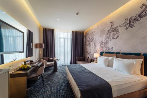 安塔利亚IC机场酒店的配有一张床和一张书桌的酒店客房