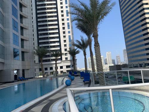 迪拜Torch 77的一座棕榈树和建筑的大型游泳池