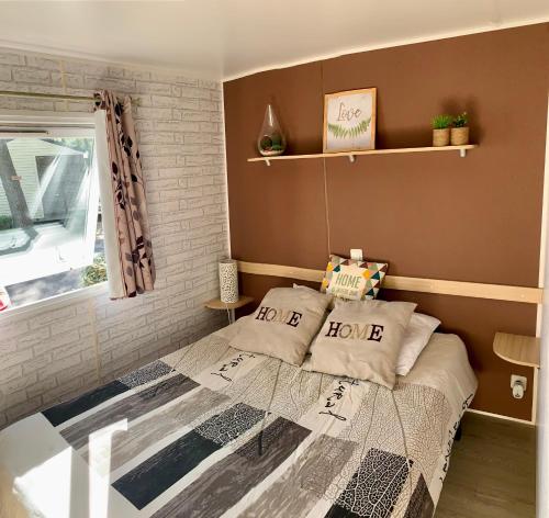 阿格德Mobil home « lysea », 6p, Clim的一间小卧室,配有床和窗户