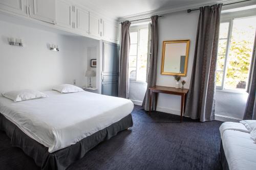 阿尔比公园的啤酒屋酒店的卧室配有一张白色大床和镜子