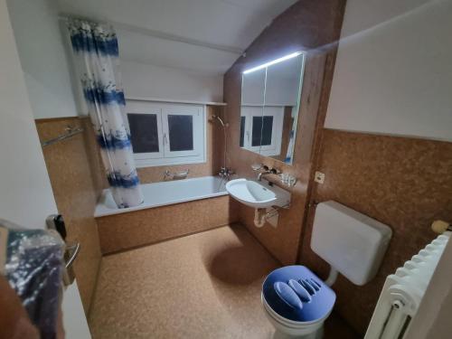 Sennwald24-7 Rooms的一间带水槽和卫生间的小浴室