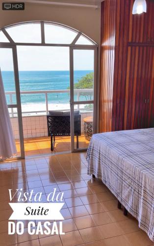瓜拉派瑞Ap401 Praia do morro的一间卧室配有一张床,享有海景